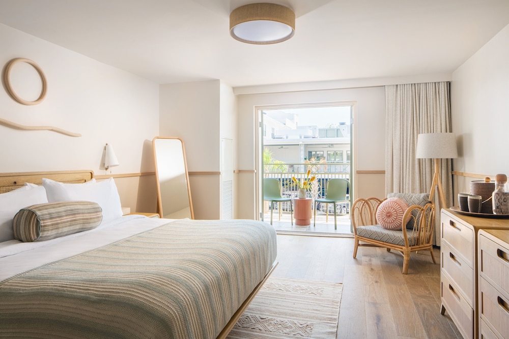 COURTYARD, KING BED, BALCONY