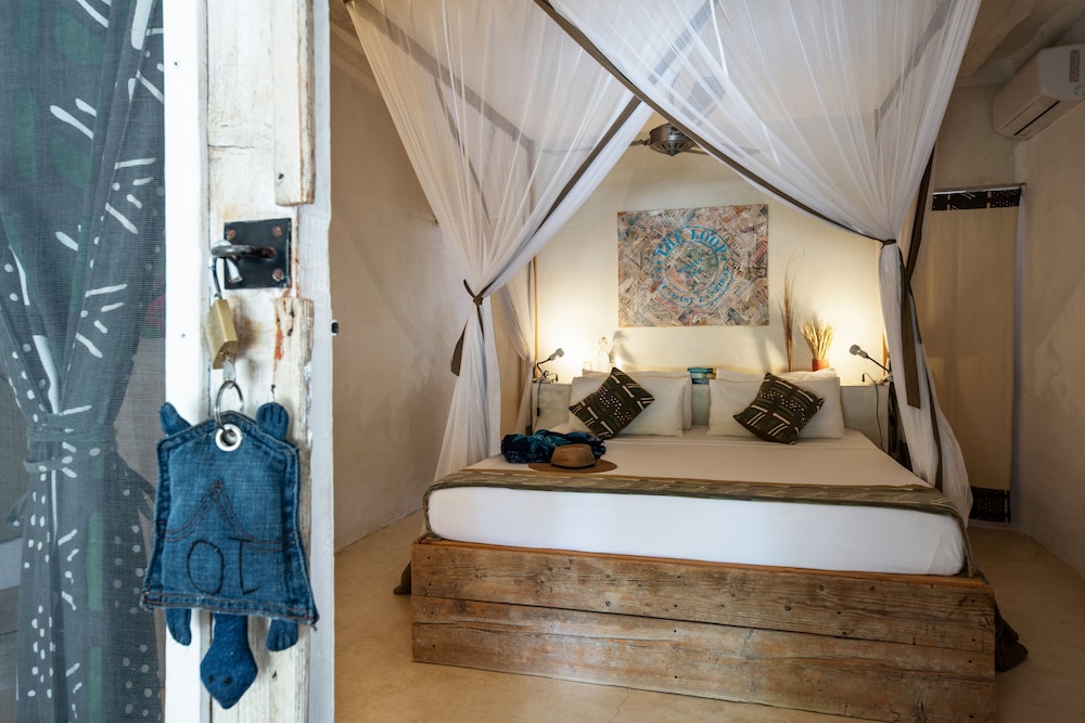 The Loop Beach Resort 13/72