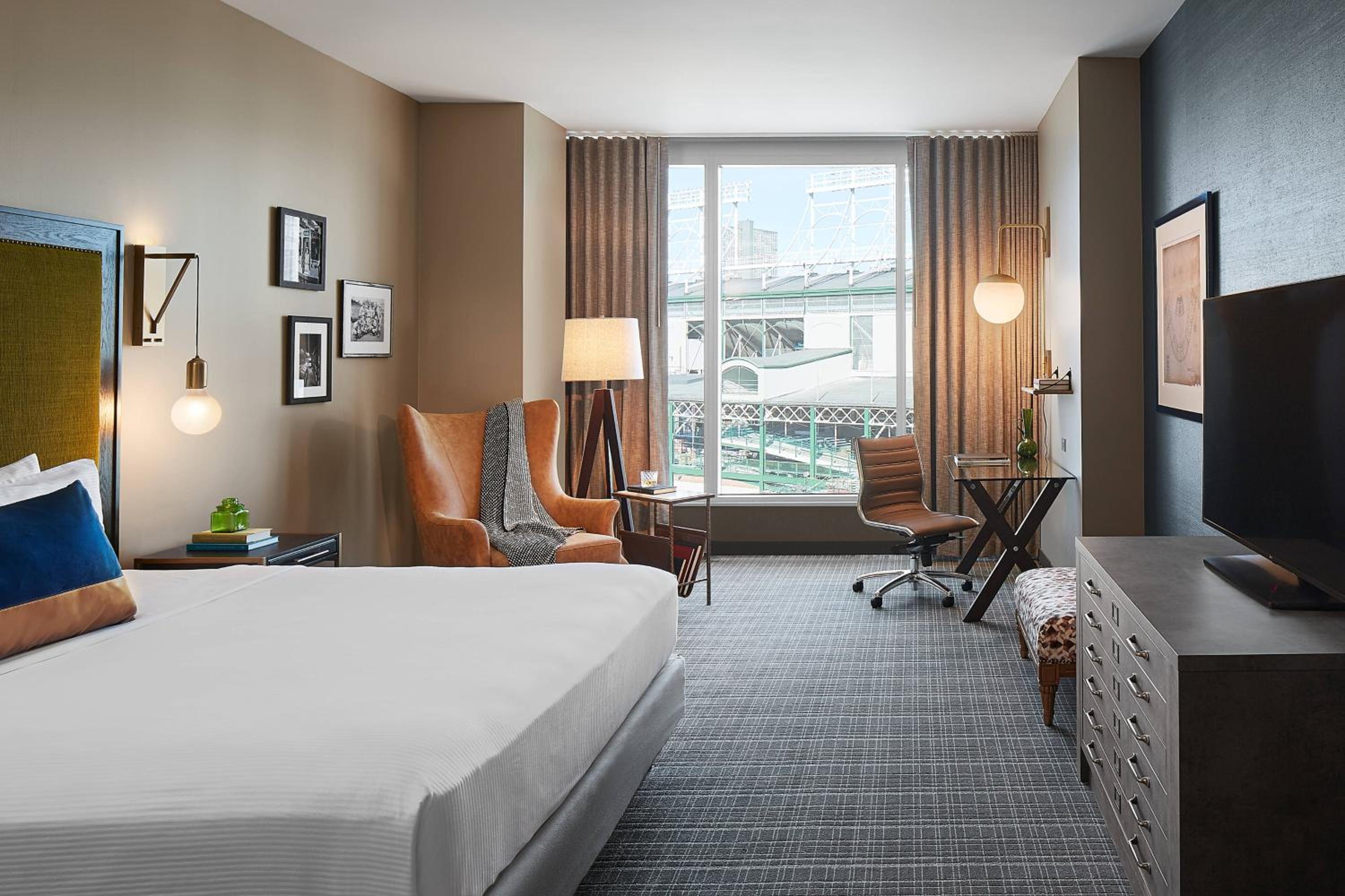 Premium, King Bed, Ballpark View