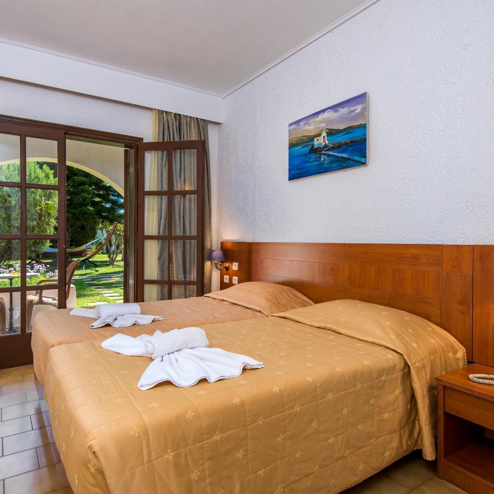 ROOM, DOUBLE OR TWIN BED