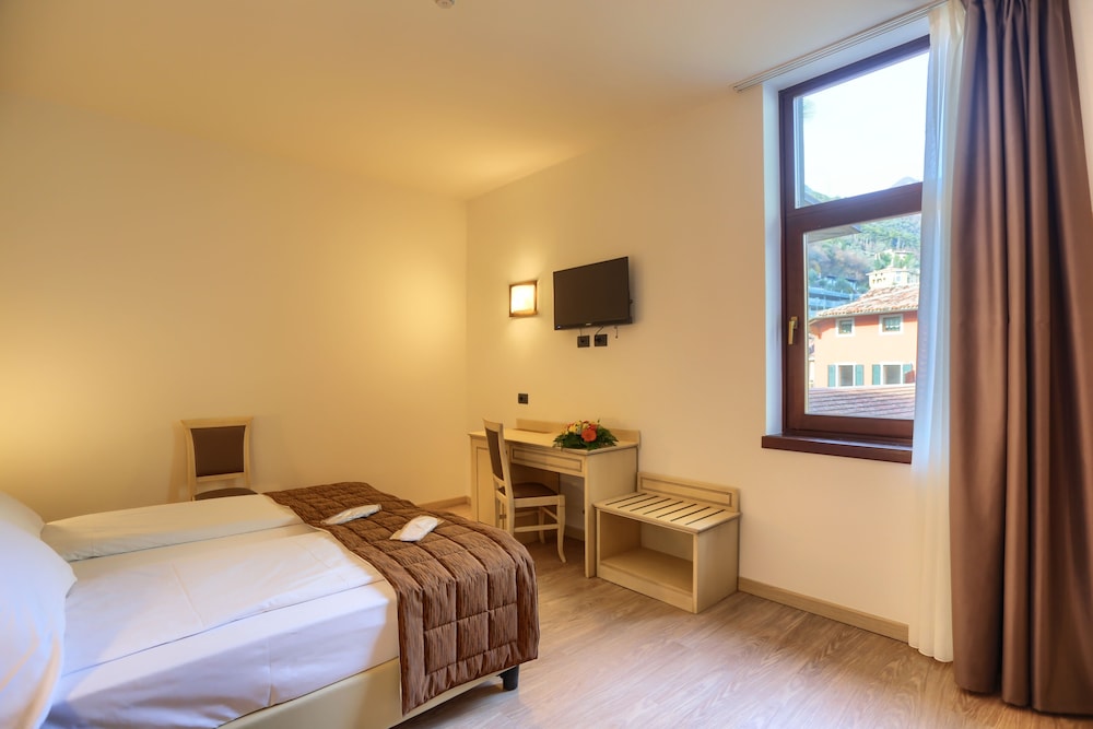 ROOM, DOUBLE OR TWIN BED