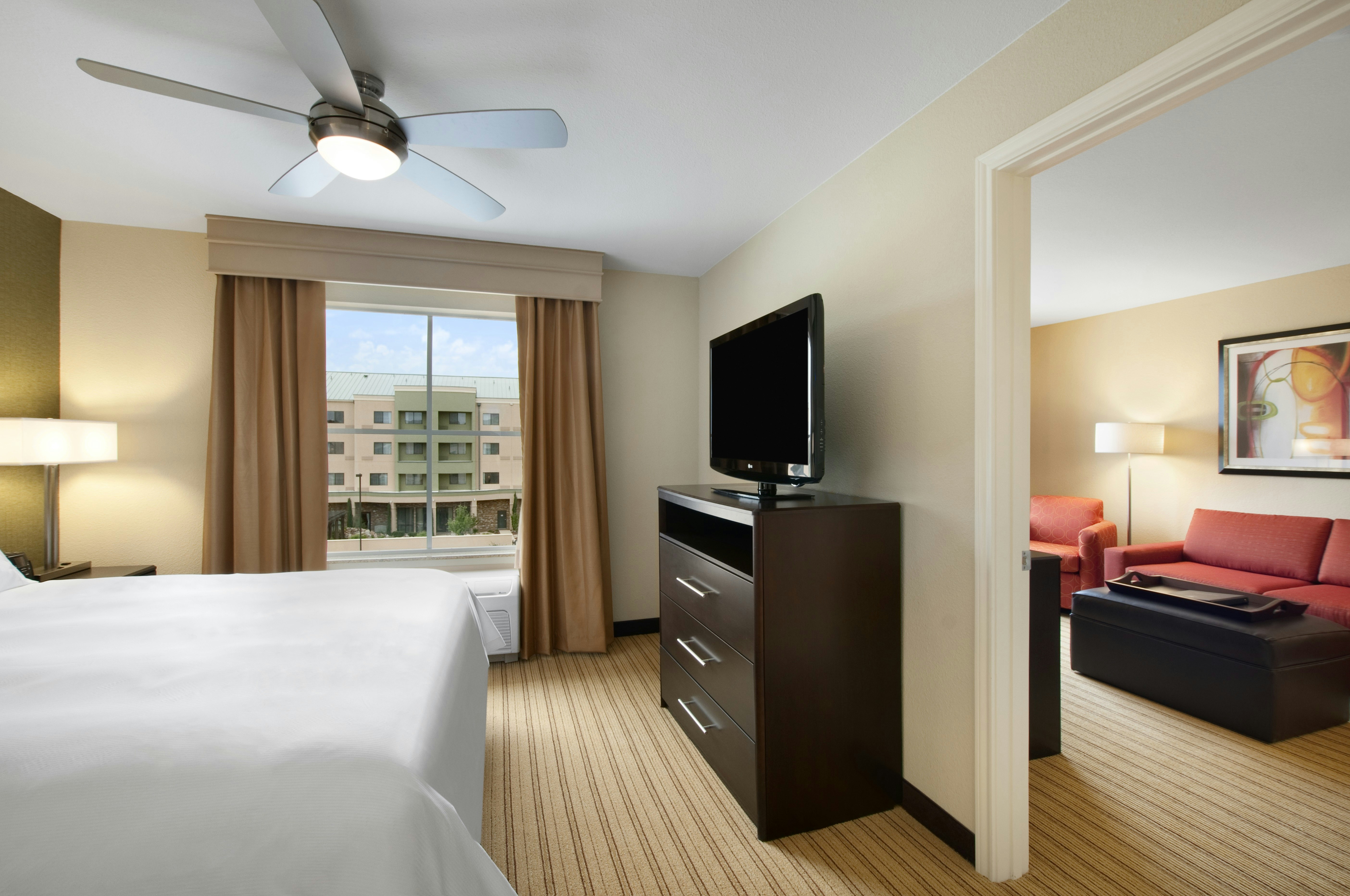 SUITE, KING BED, ACCESSIBLE