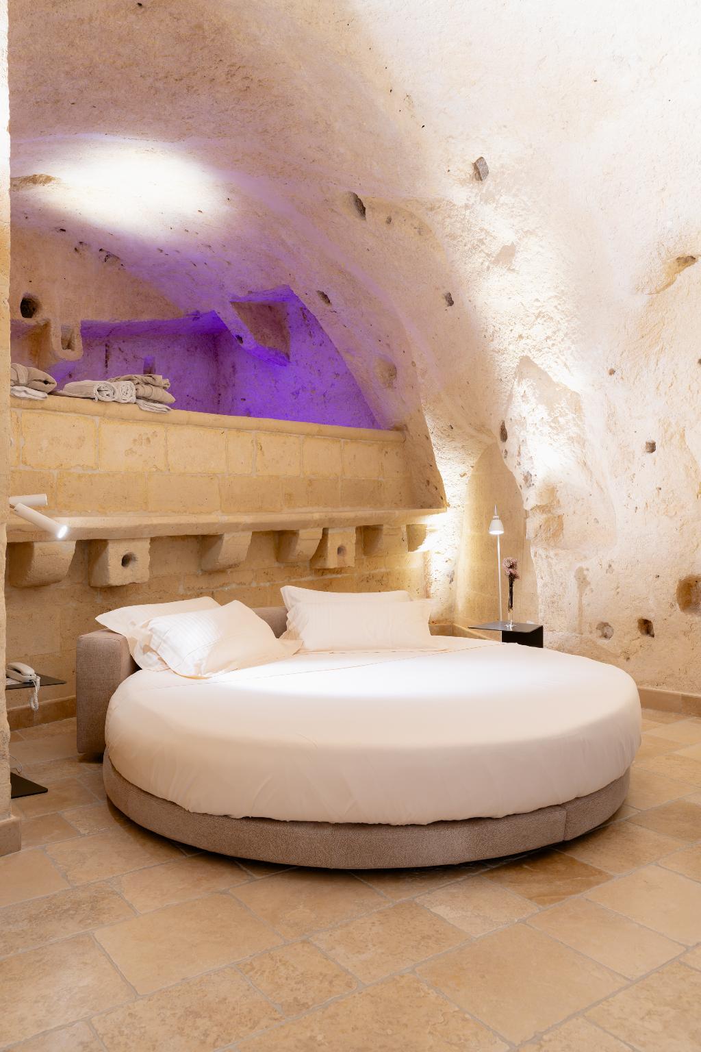 SUITE, KING BED