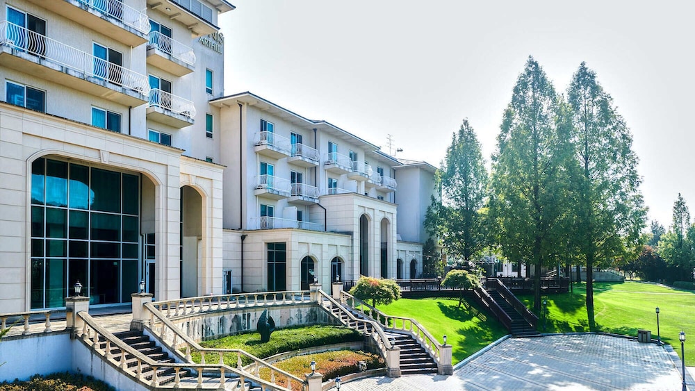 Adonis Hotel 4/58