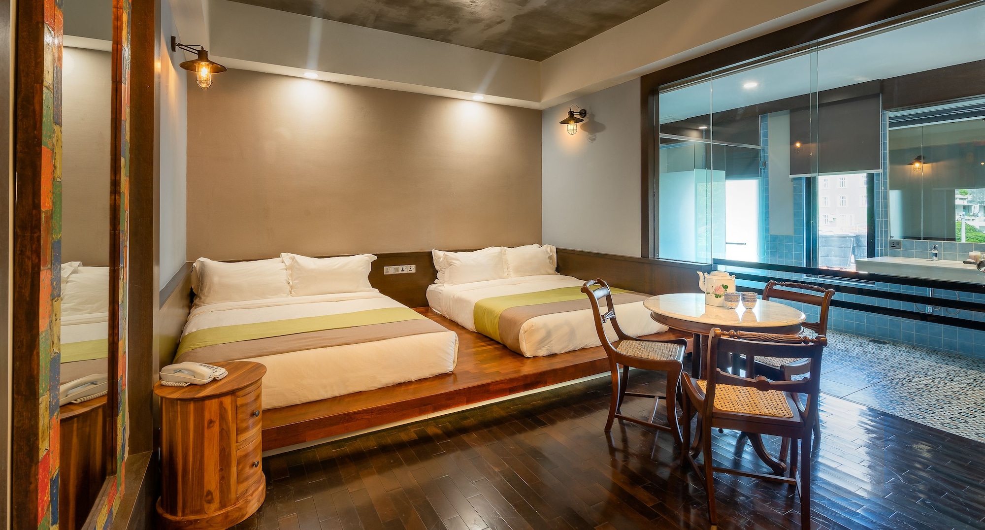 PREMIER, QUADRUPLE, 2 QUEEN BEDS, BATHTUB