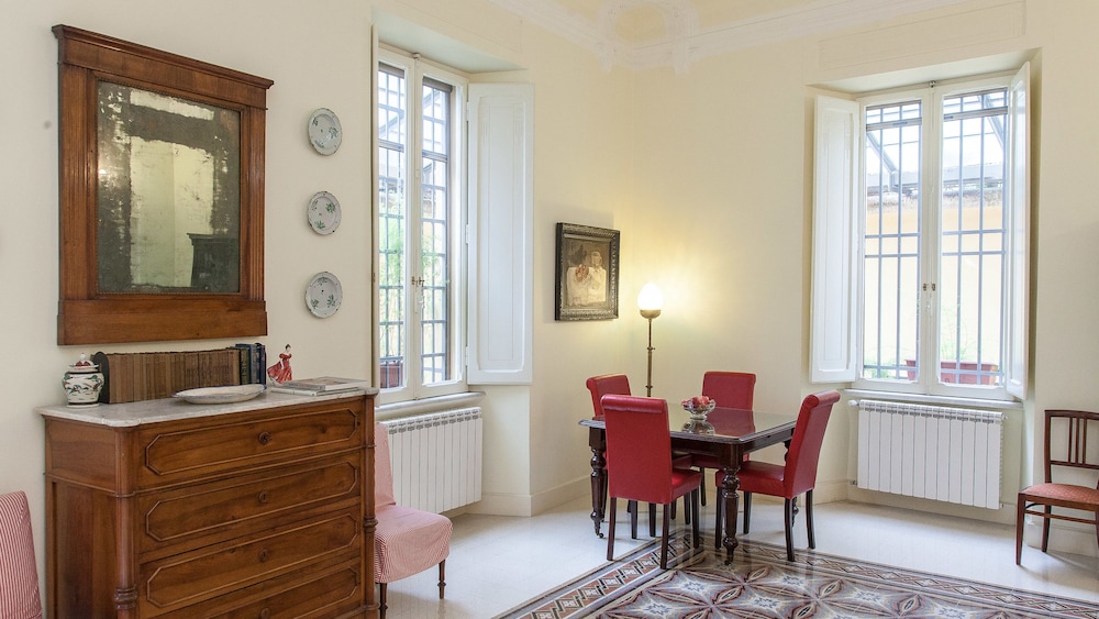 Rental In Rome Portico Ottavia Garden 3/24