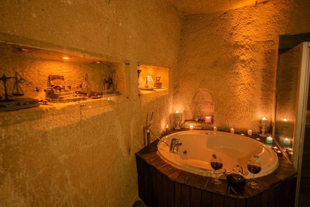 HONEYMOON, KING BED, JETTED TUB
