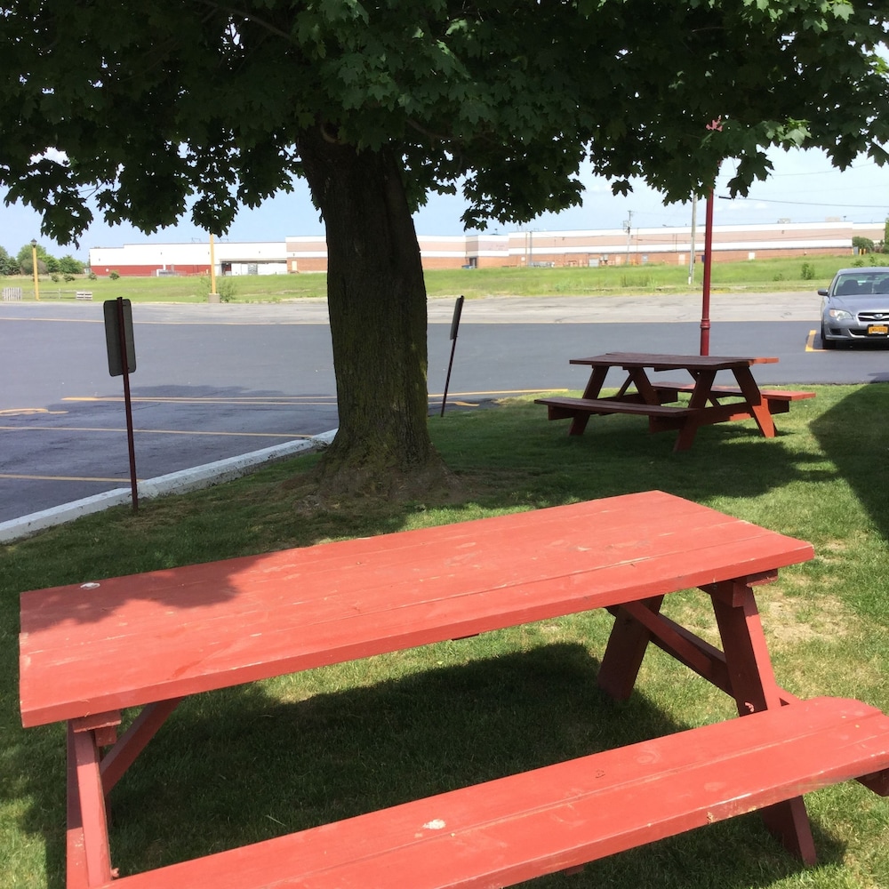 Econo Lodge Buffalo South 20/31