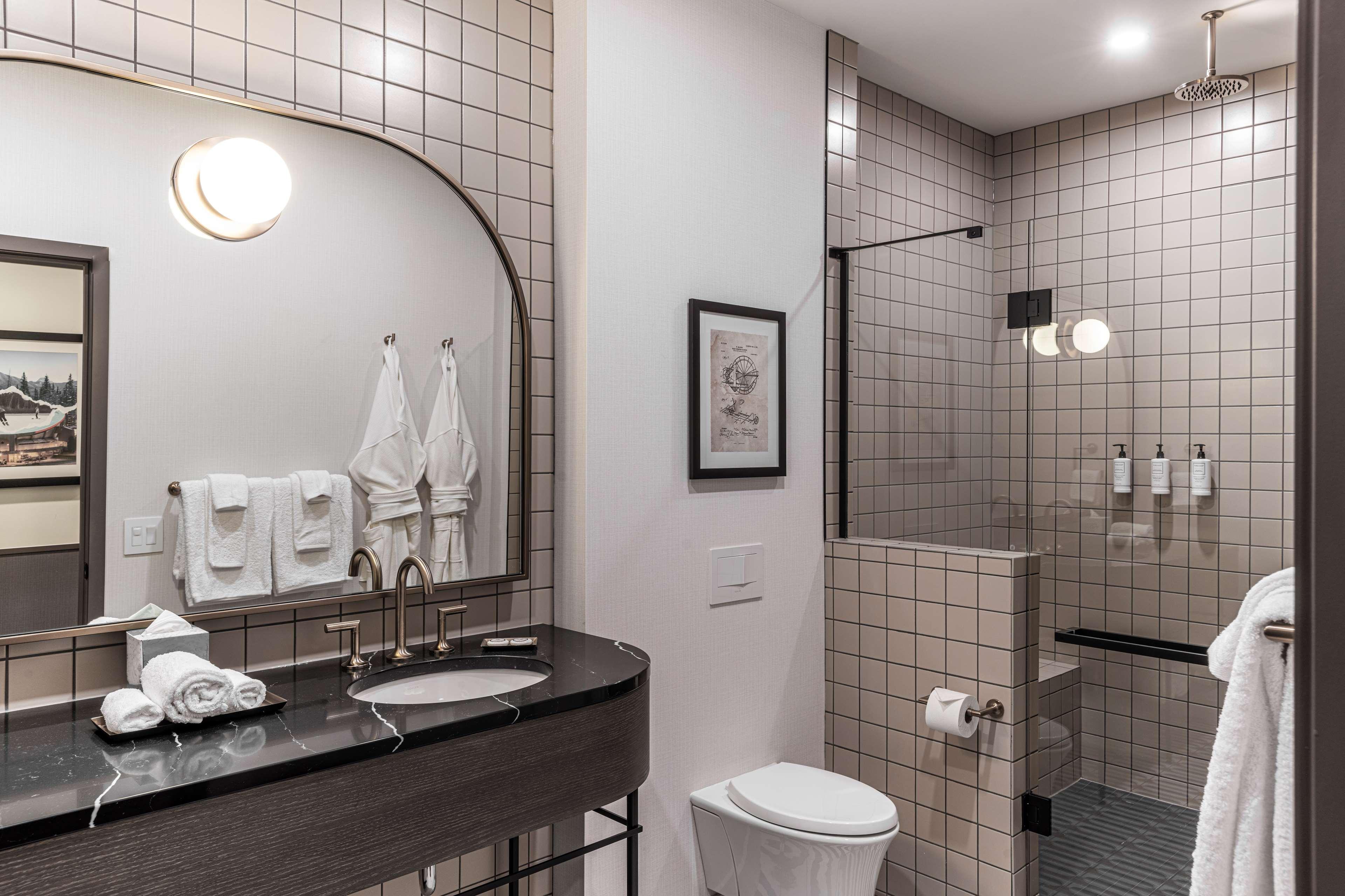 غرفة بسريرين كوين بإطلالة على المدينة، The Westley Calgary Downtown, Tapestry Collection by Hilton 3/4