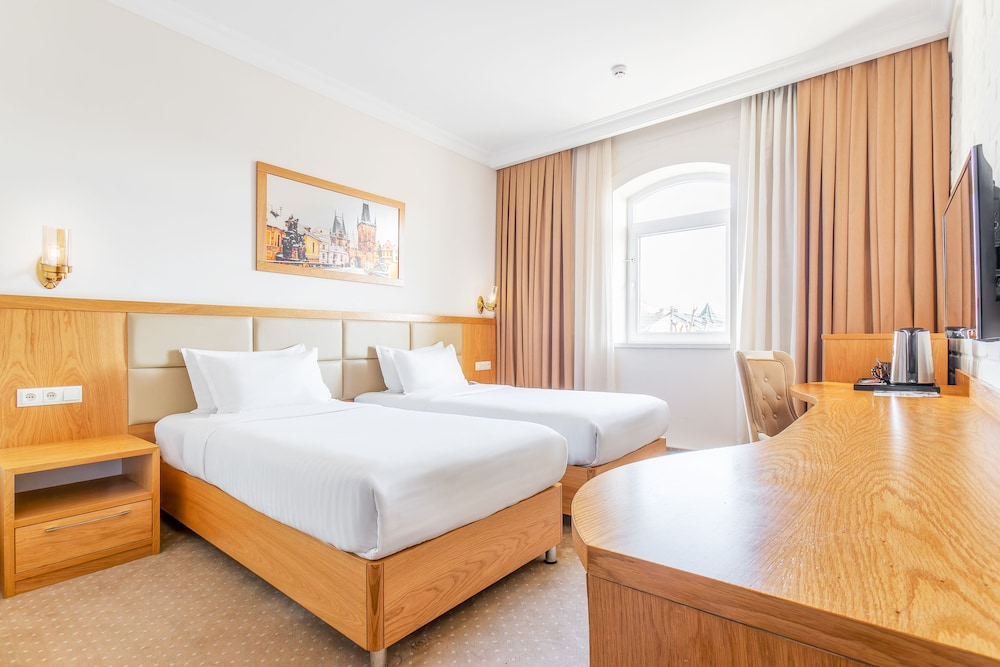 STANDARD, KING BED, CITY VIEW