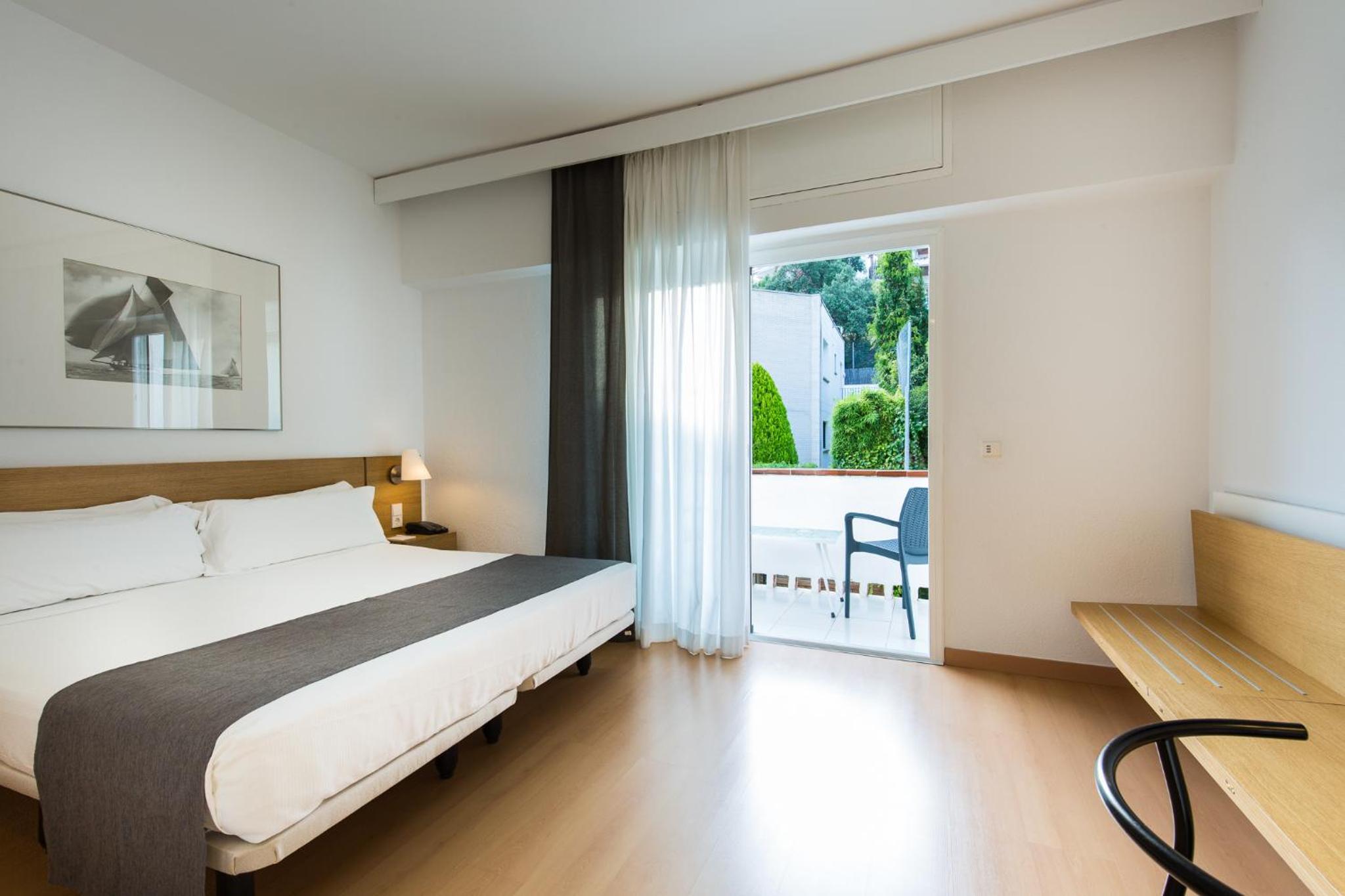 ROOM, DOUBLE OR TWIN BED