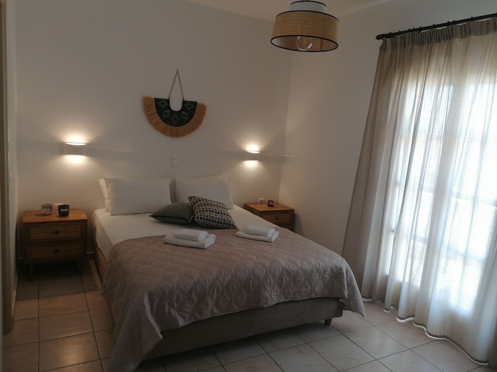 STANDARD, DOUBLE BED, PARTIAL SEA VIEW