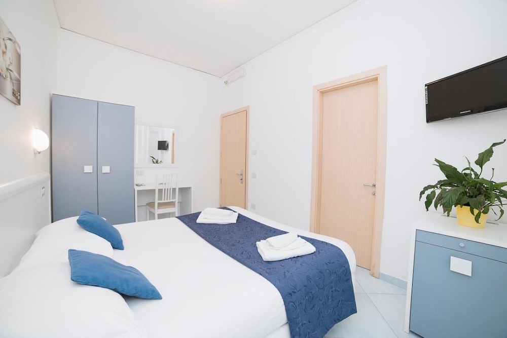 Hotel De Rosa 8/32