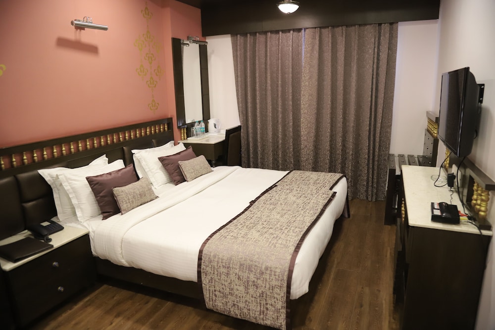 Oyo Premium Children Park Sardarpura 18/39