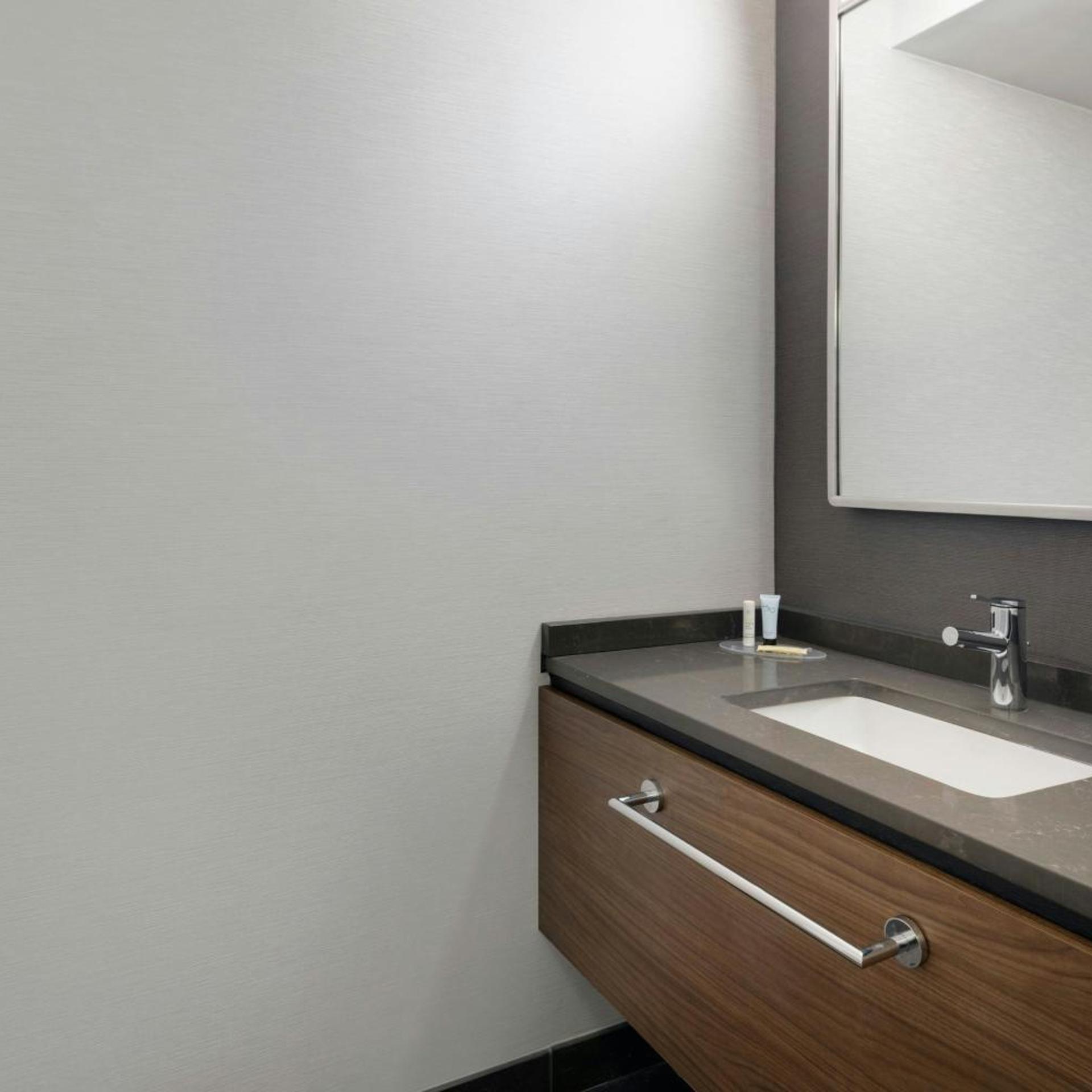 جناح بسرير كينج بشرفة بغرفة نوم واحدة مع أريكة، Courtyard by Marriott Tampa North/I-75 Fletcher 4/4