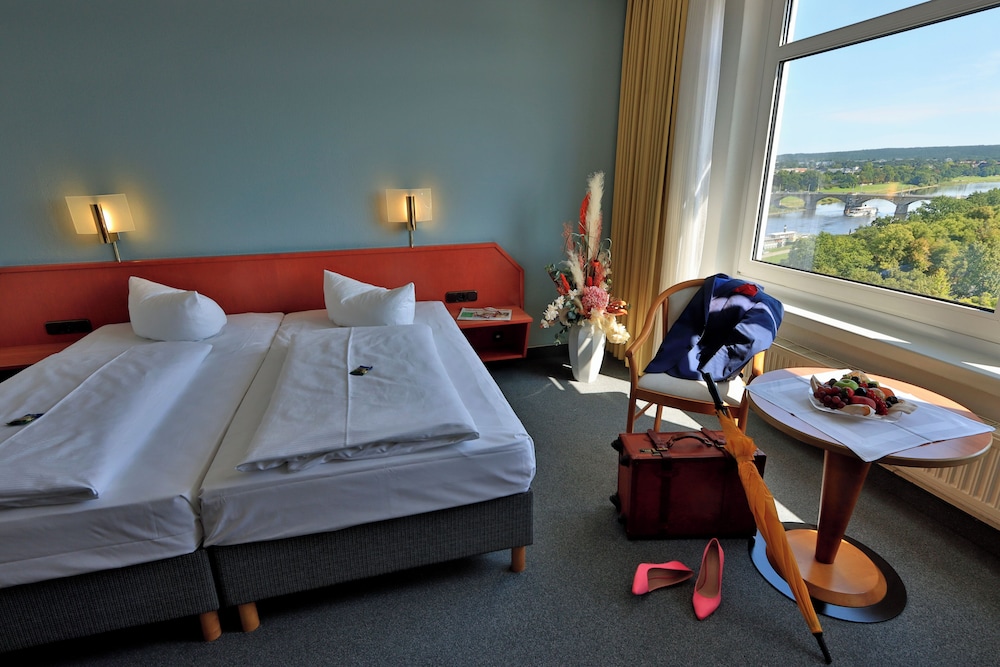 Standard, Murphy Bed, Queen Bed