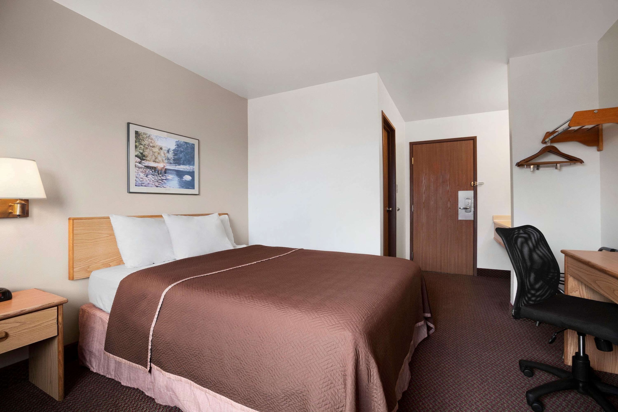 غرفة قياسية بسرير كوين، Travelodge By Wyndham Elko Nv 2/3