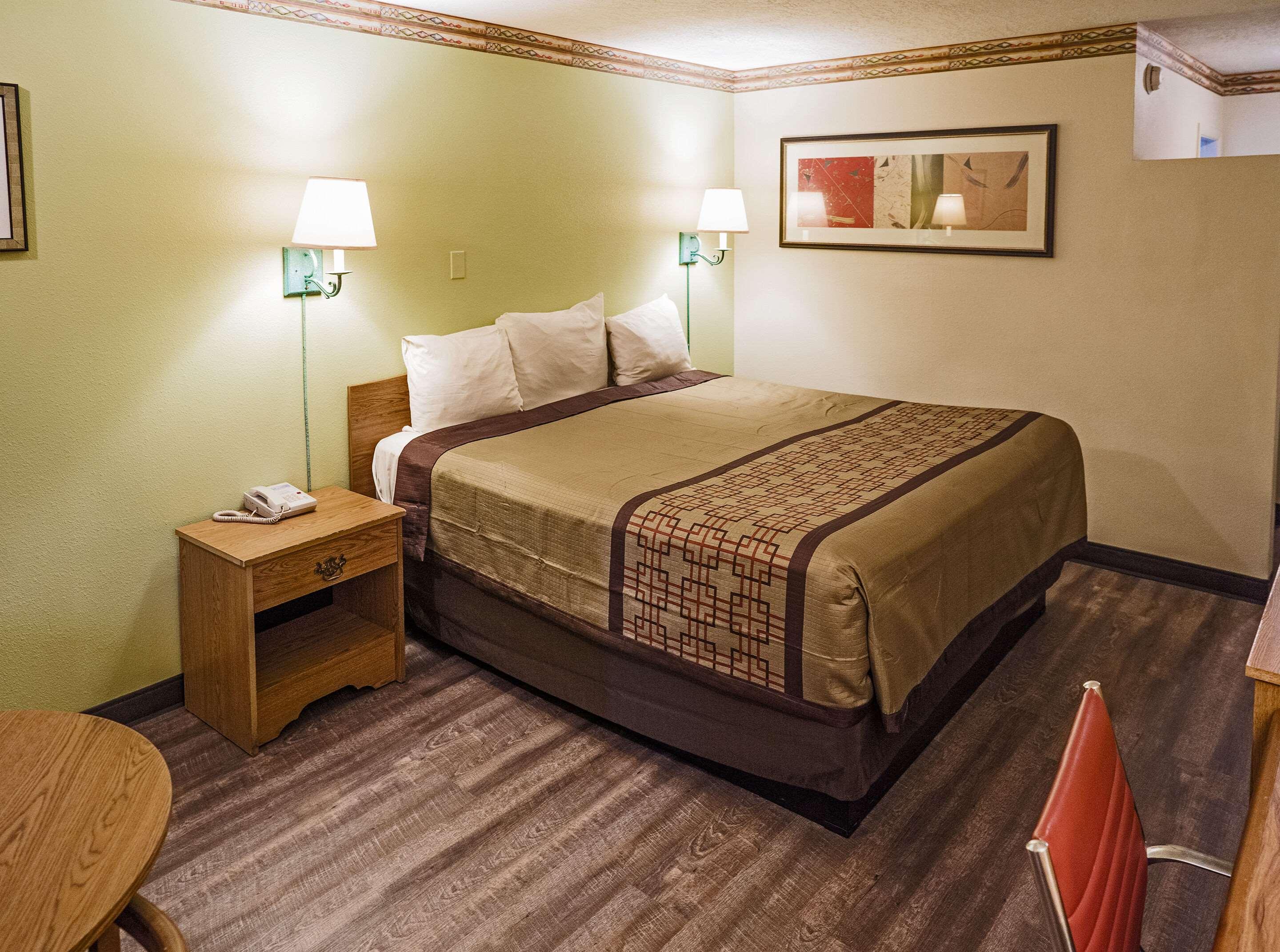 ROOM, KING BED