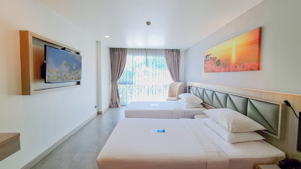 Premium Superior Twin Mountain View, Clarian Hotel Beach Patong 5/10