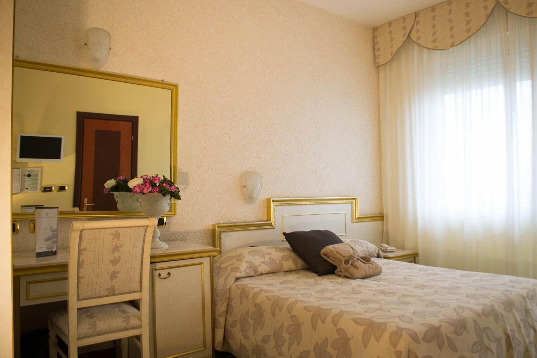 ROOM, SINGLE, DOUBLE BED