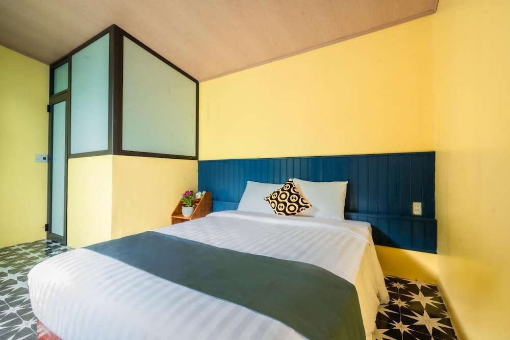 BUNGALOW, DOUBLE OR TWIN BED, GARDEN AND MOUNTAIN VIEW