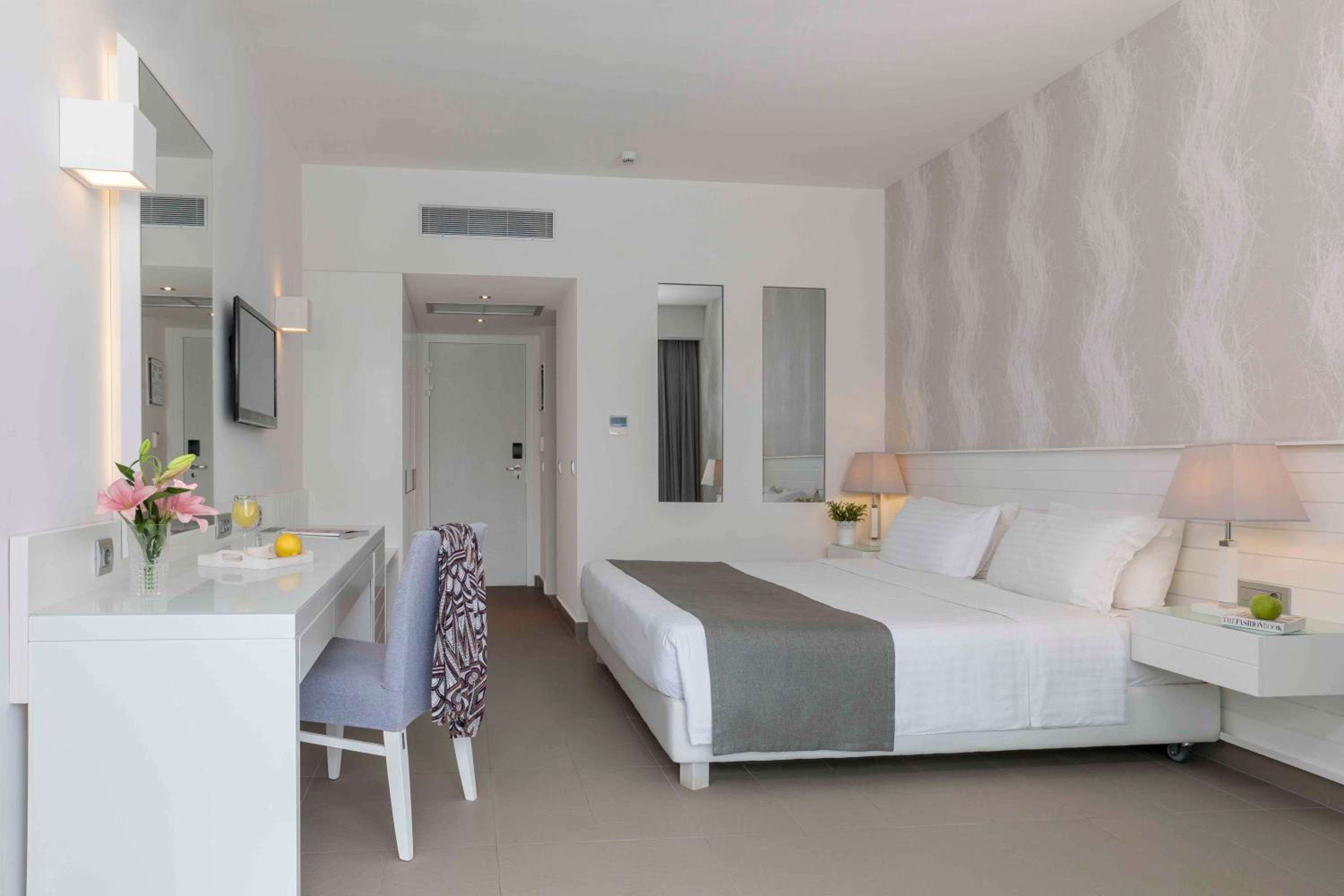 Deluxe, 1 King and 1 Single Beds, Private Pool