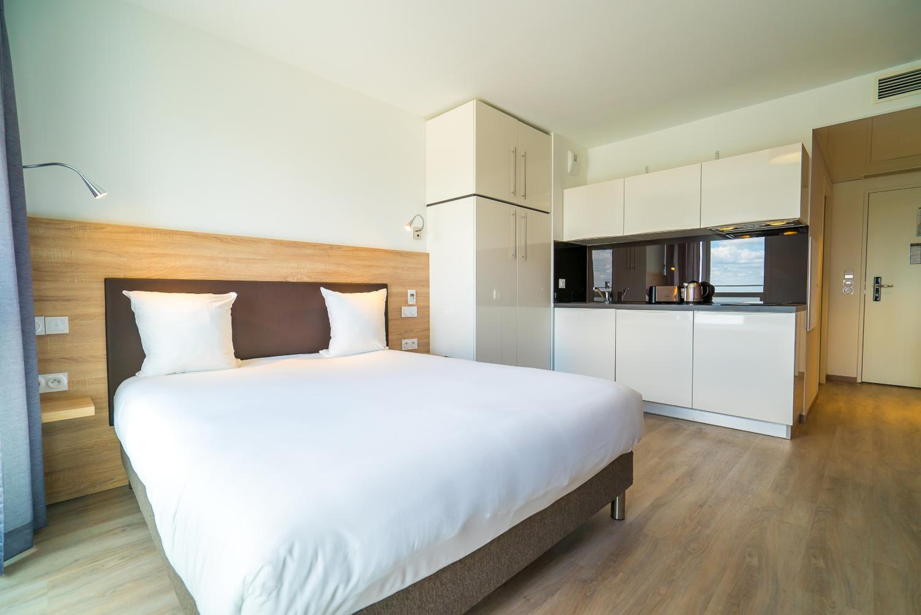 Studio, Queen Bed