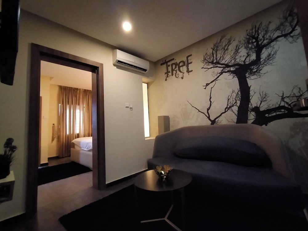 Iris Hotel 31/50