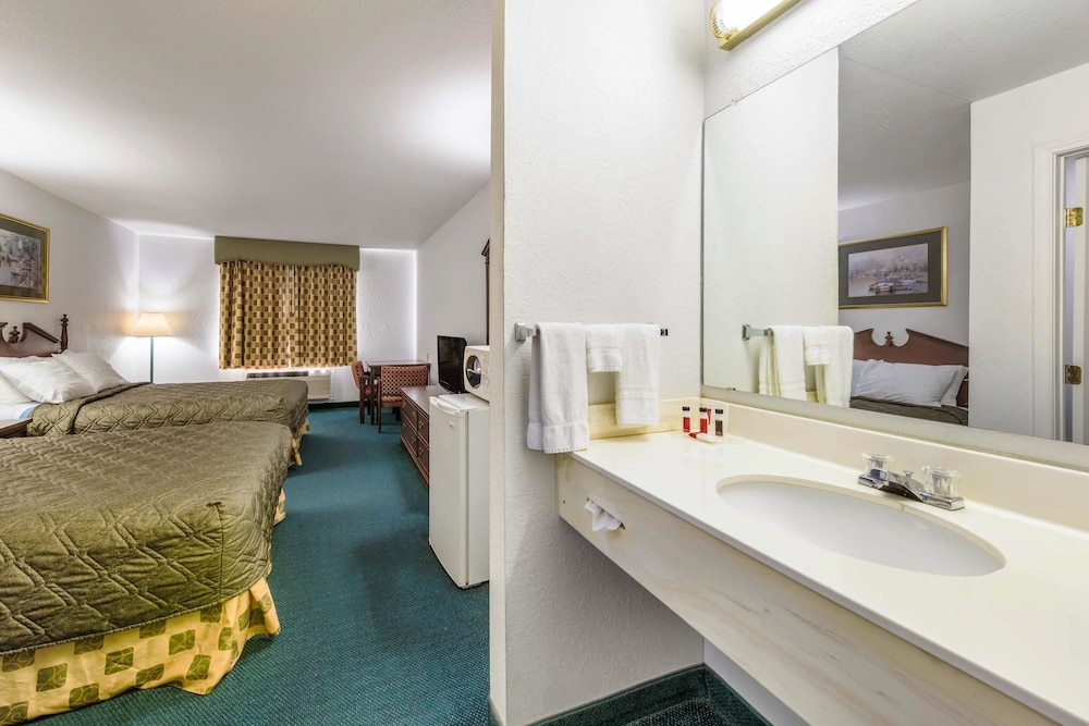 Travelodge by Wyndham Decatur TX 14/39