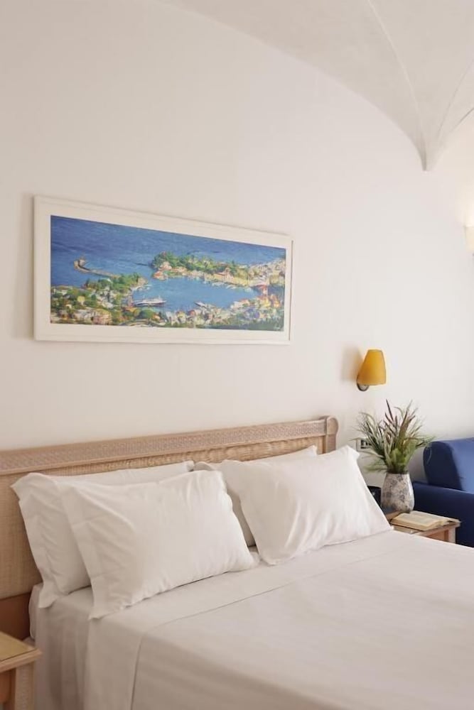 DELUXE, DOUBLE OR TWIN BED
