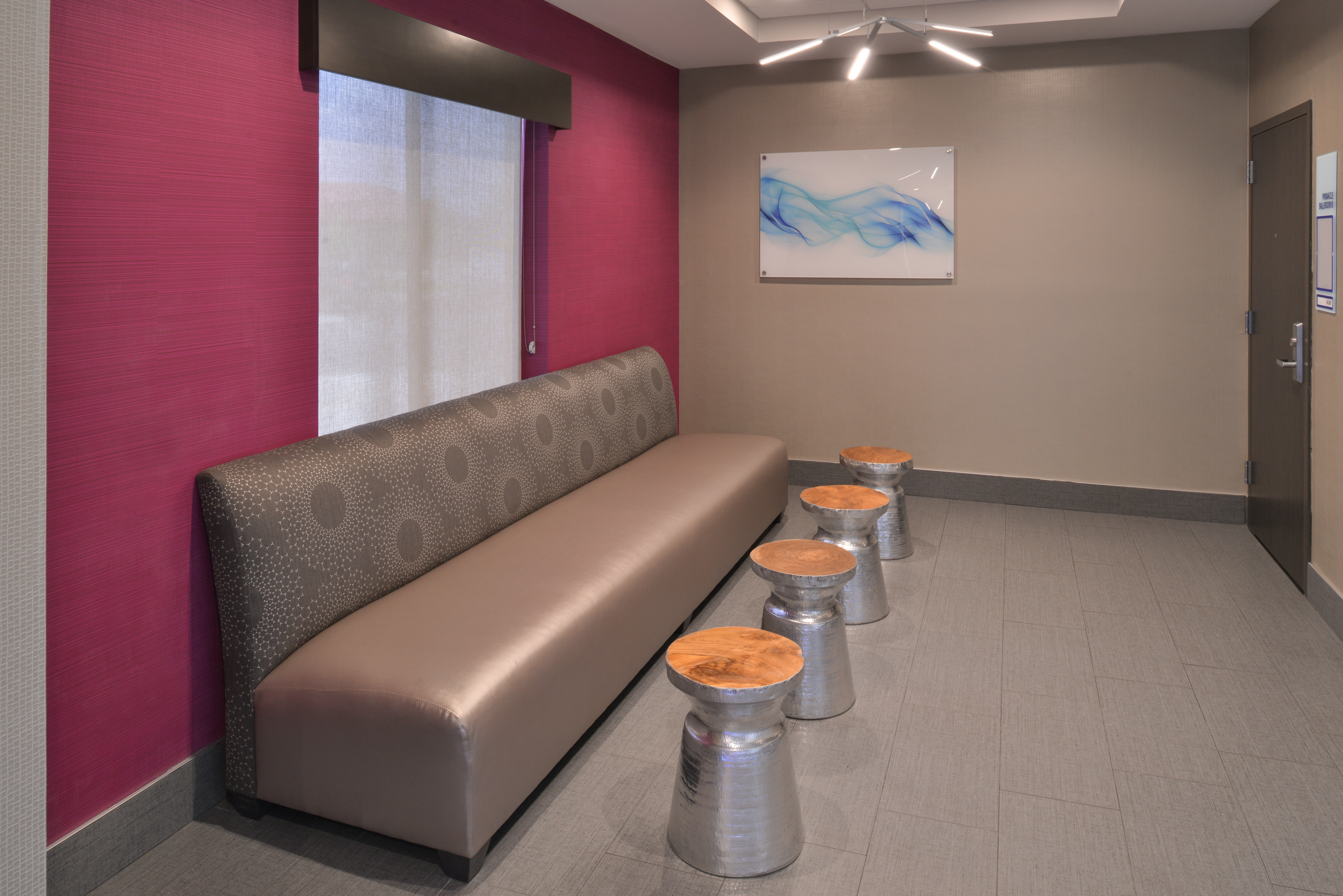 Holiday Inn Express Suites Bryant Benton Area 42/71