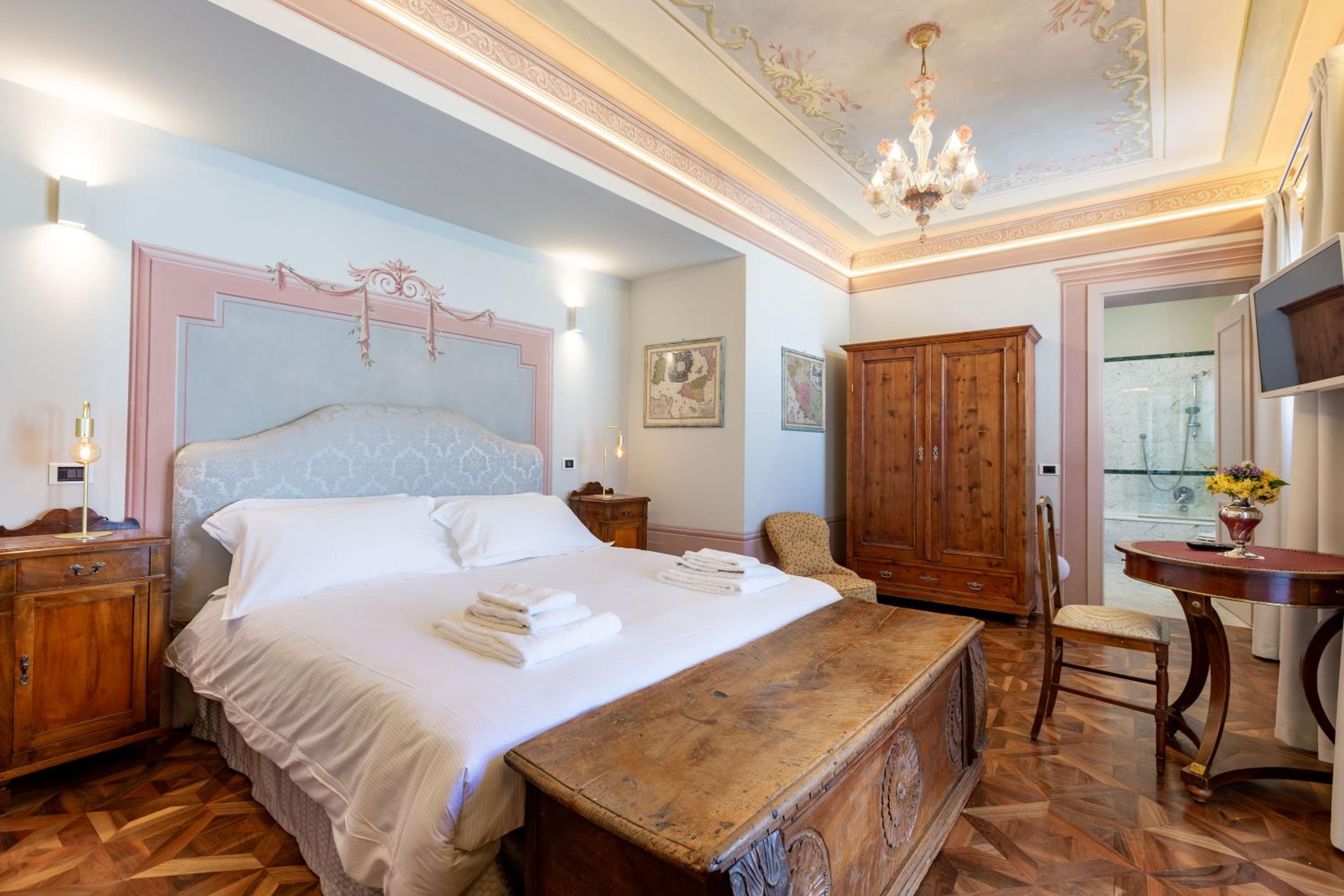 Suite, Balcony
