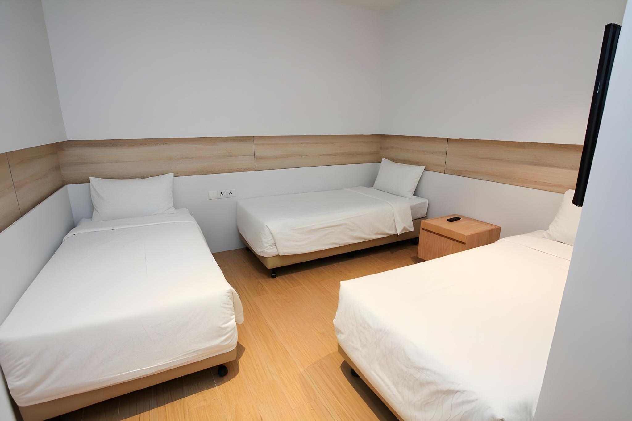 Room, Triple, Queen Bed, No Window