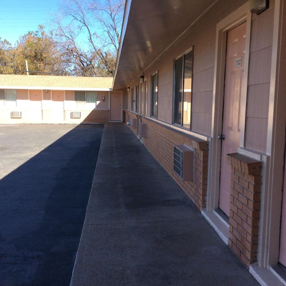 Regency Inn Comanche 35/36