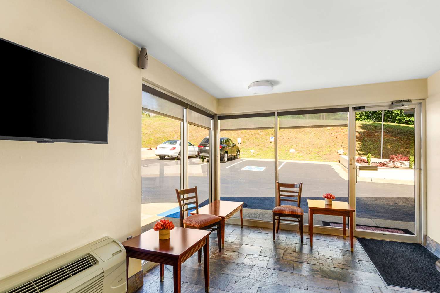 Econo Lodge Lynchburg, VA 24/50