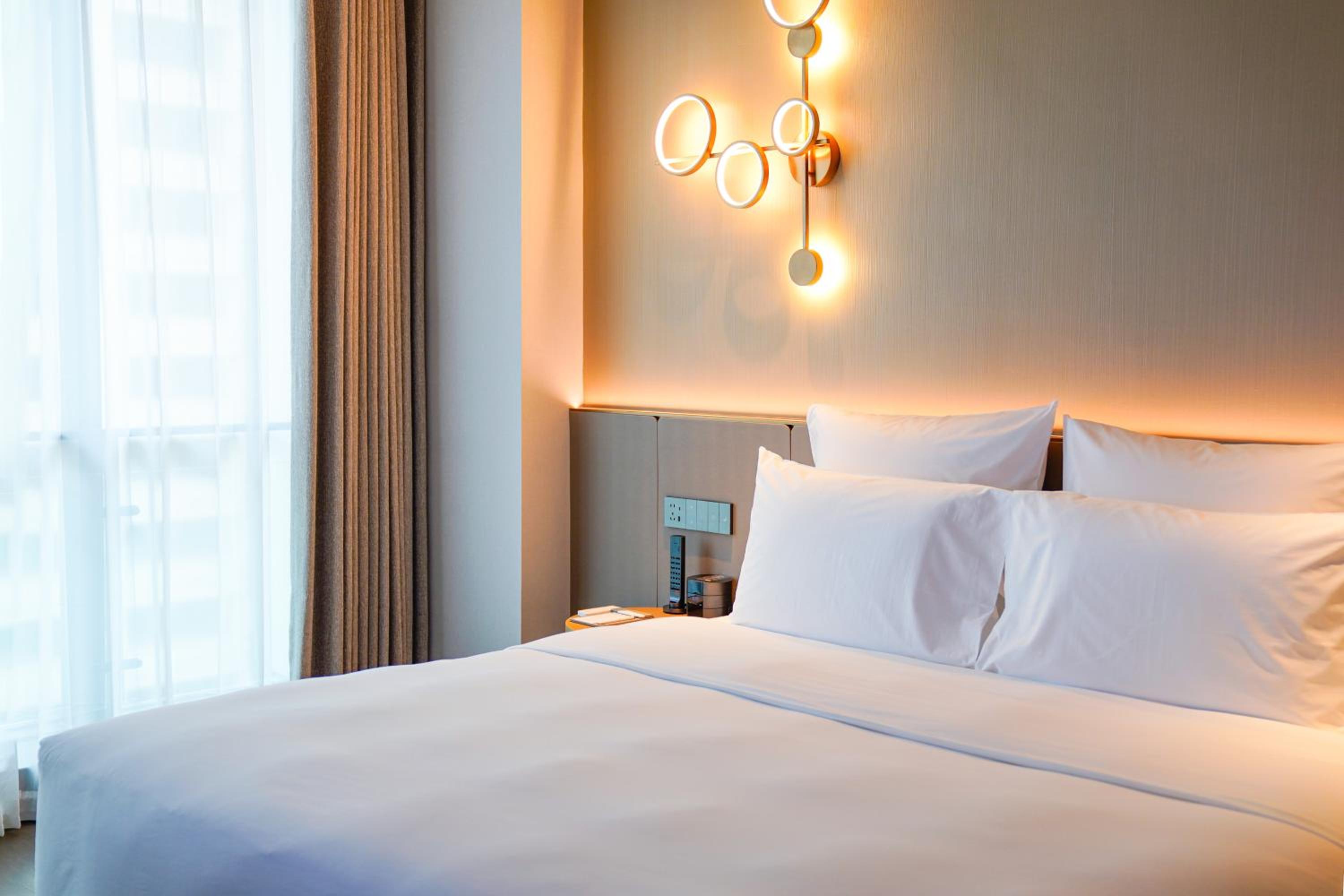 SUPERIOR, SUITE, KING BED