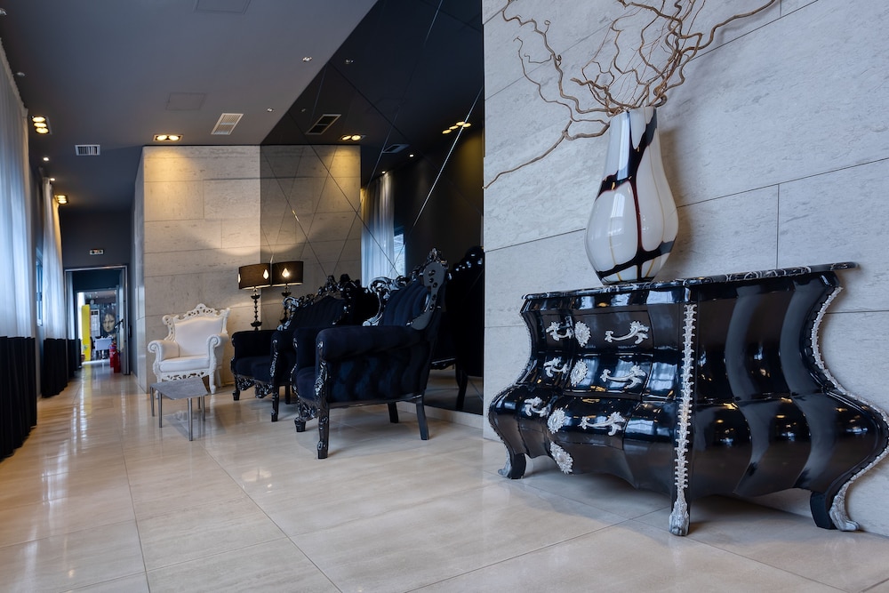 Gallery Art Hotel 34/68