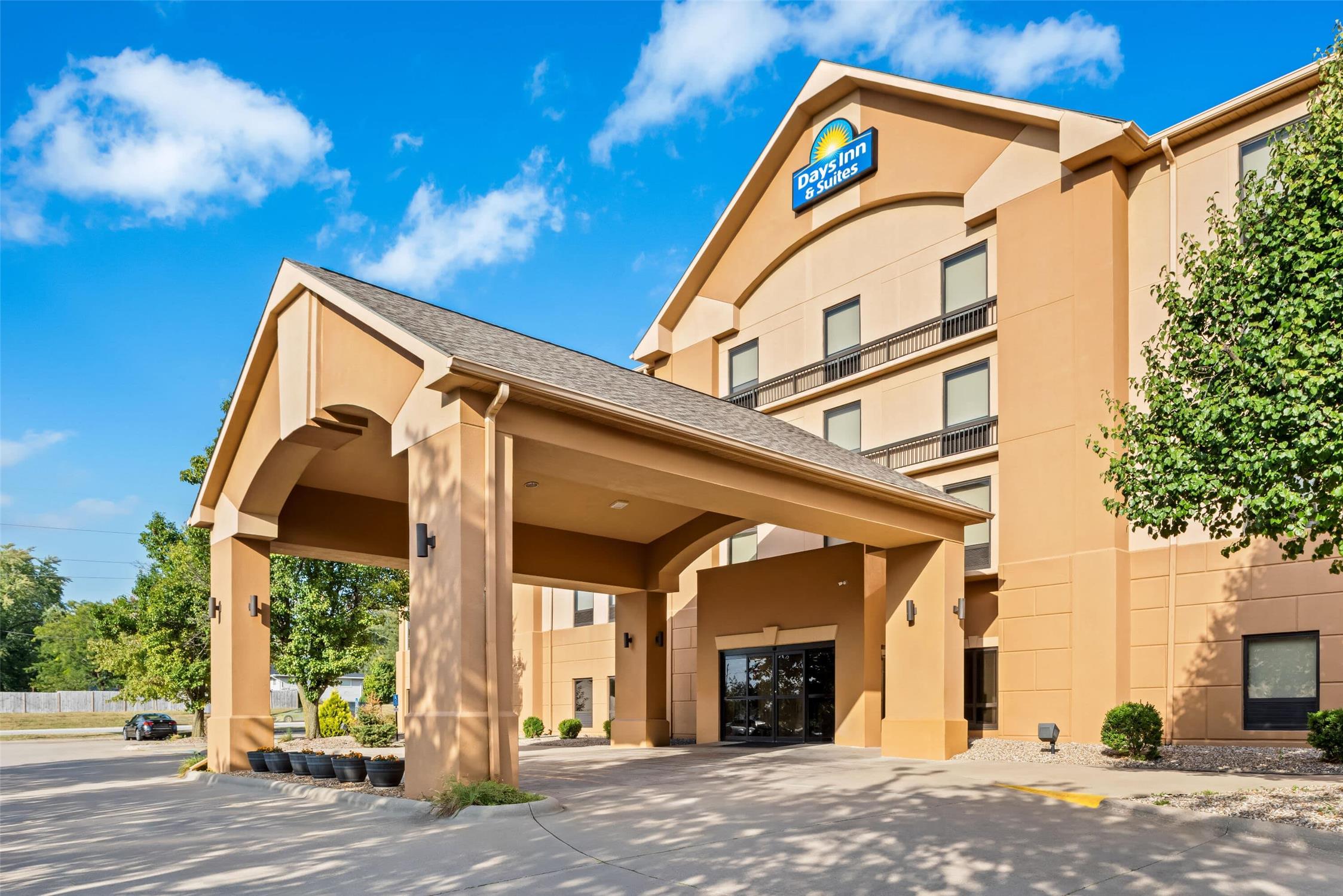 Days Inn & Suites By Wyndham Cedar Rapids 24/27