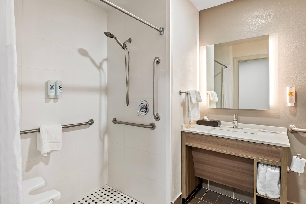 غرفة بسرير كينج لذوي الإعاقة، Comfort Inn Emporia 5/6