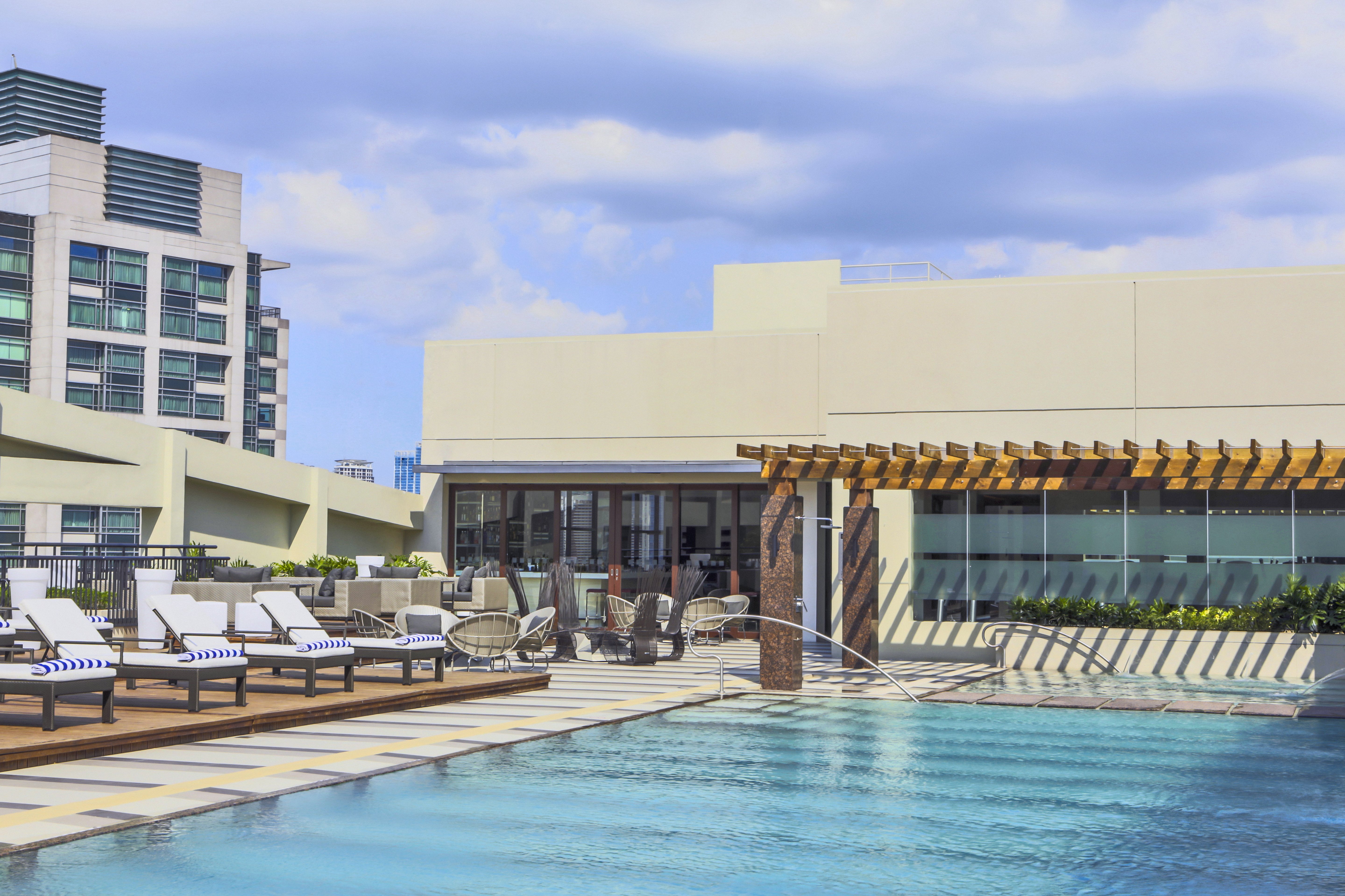 Holiday Inn & Suites Makati 72/75