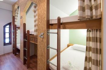 Mixed Dorm, 5 People, 2 Double Beds