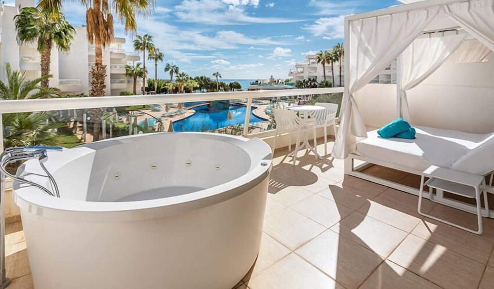 1 Bedroom, Select, Deluxe, Apartment, Twin Beds, Sea Front, Sofa, Hydromassage, Tropic Garden Hotel & Apartments 2/2