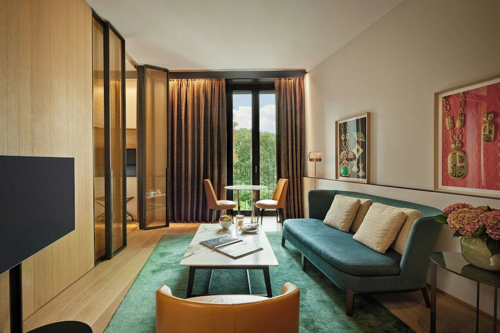 جناح سوبيريور بسرير كينج بإطلالة على الحديقة بغرفة نوم واحدة، Bulgari Hotel Milano 7/10
