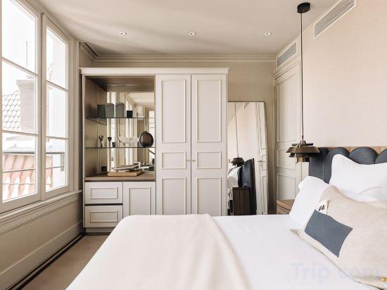 Merchant, Queen Bed, Street View