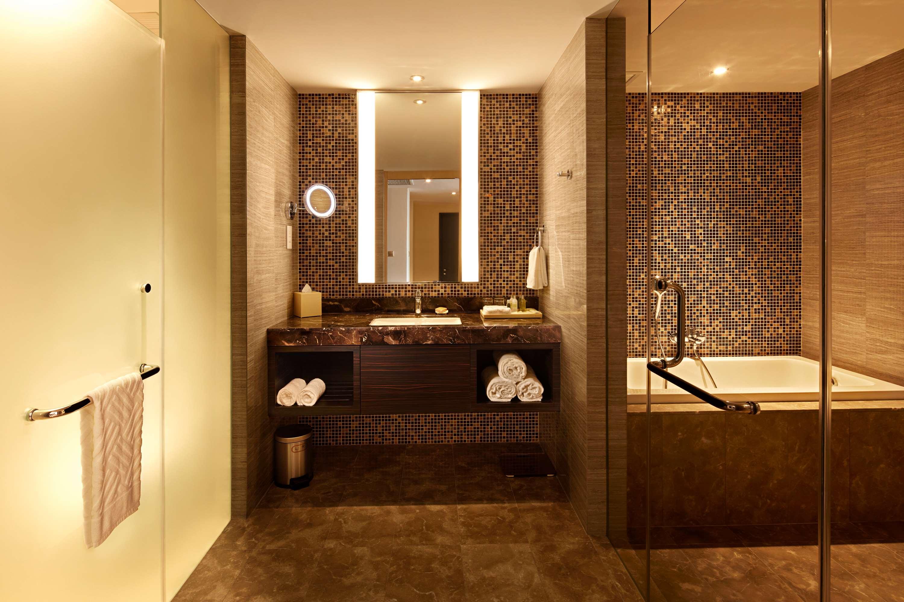 1 BEDROOM, JUNIOR SUITE, KING BED