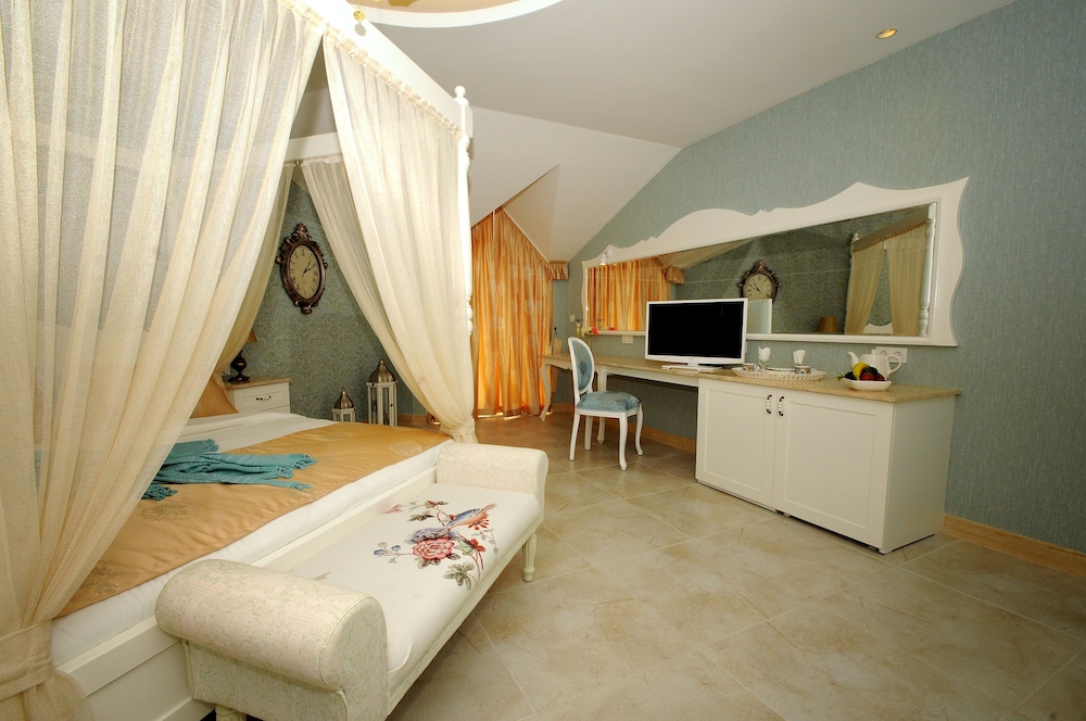 Sea Breeze Hotel And Apartments 11/50