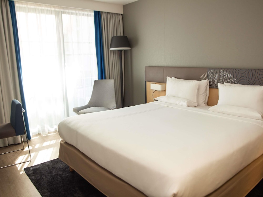 SUITE, KING BED, SOFA