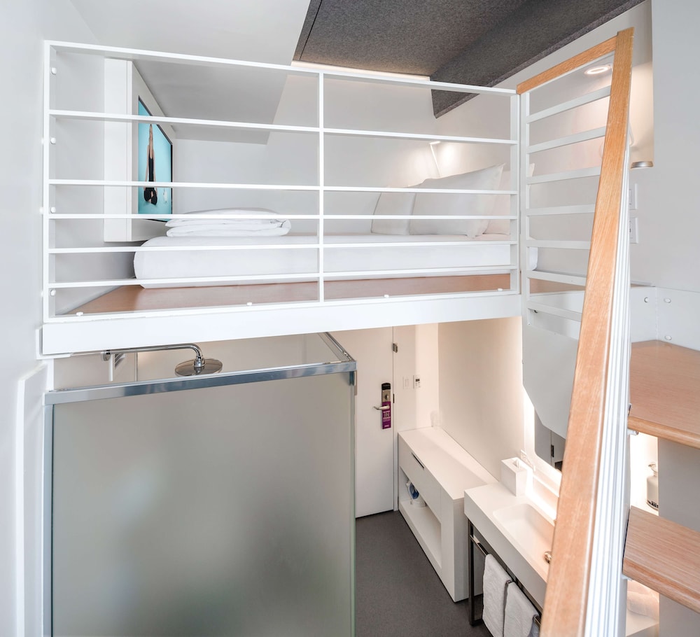 YOTEL San Francisco, Select by Hilton 10/76