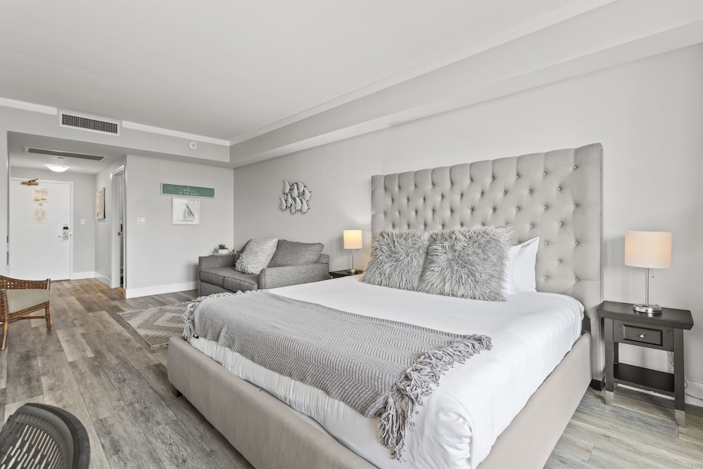 DELUXE, STUDIO, BAY VIEW, KITCHENETTE