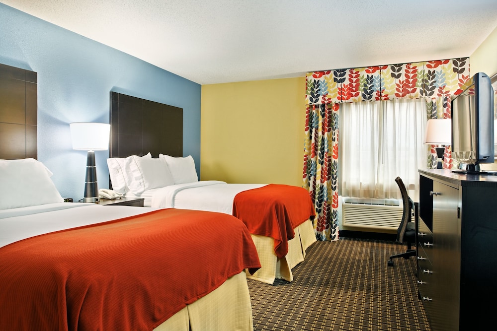 Holiday Inn Express Fort Campbell-Oak Grove 18/48